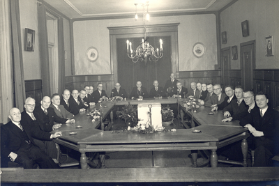 351768 Groepsportret met de leden van de gemeenteraad en het college van burgemeesters en wethouders van de gemeente ...